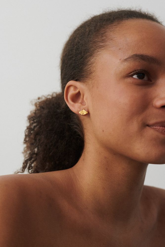 Pernille Corydon - Biloba Ohrstecker, vergoldet – Bild 2